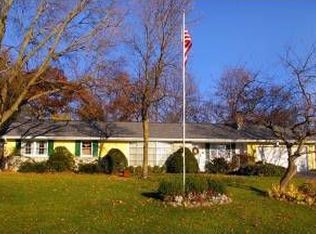 W305S9186 Mitchell Dr, Mukwonago, WI 53149