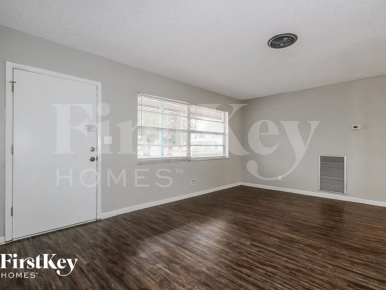 130 Davison Ave N — Photo 2