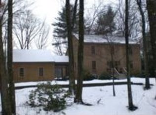 92 Woodlot Rd, Amherst, MA 01002