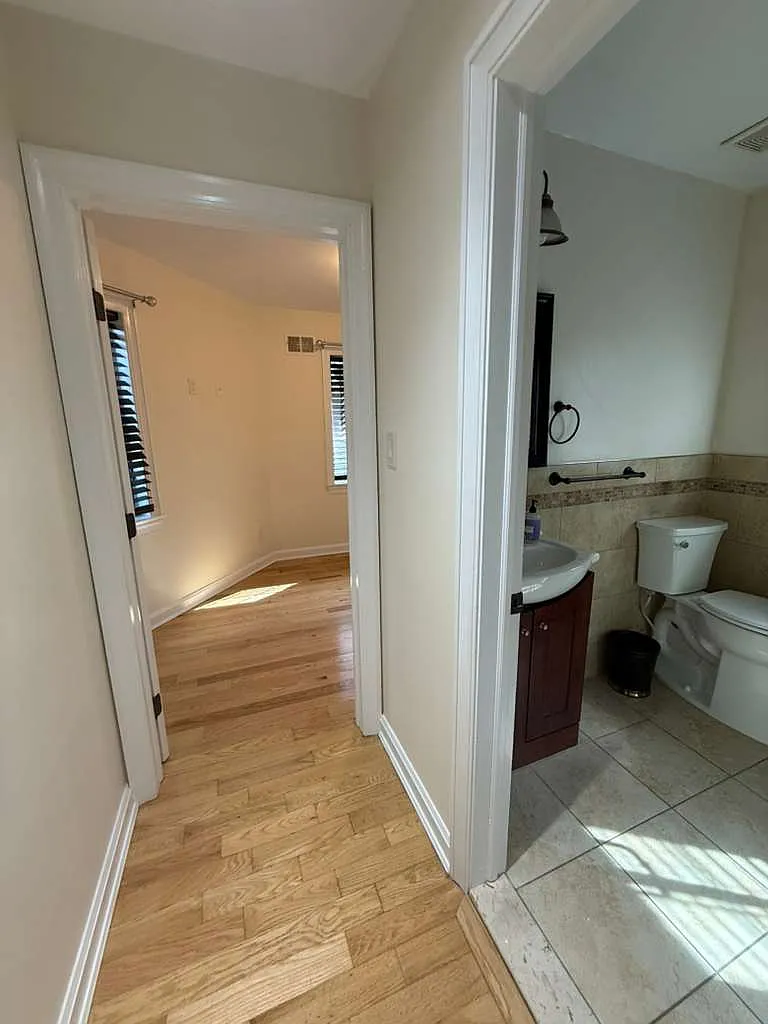 Building Photo - 65-18 Queens Midtown Expy #1A