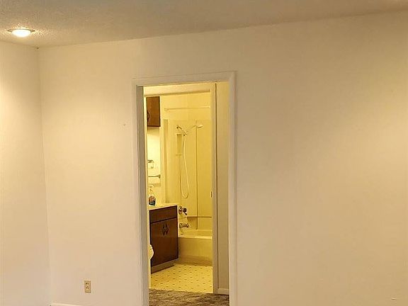 4th image of 836 Davis St