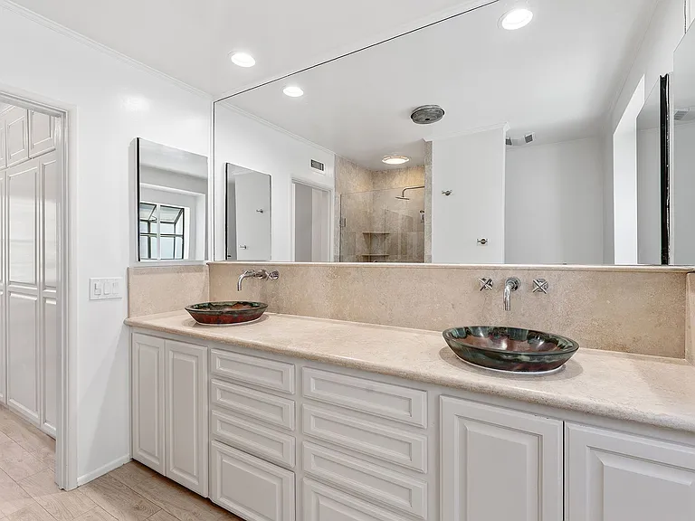 11053 Strathmore Dr — Photo 35