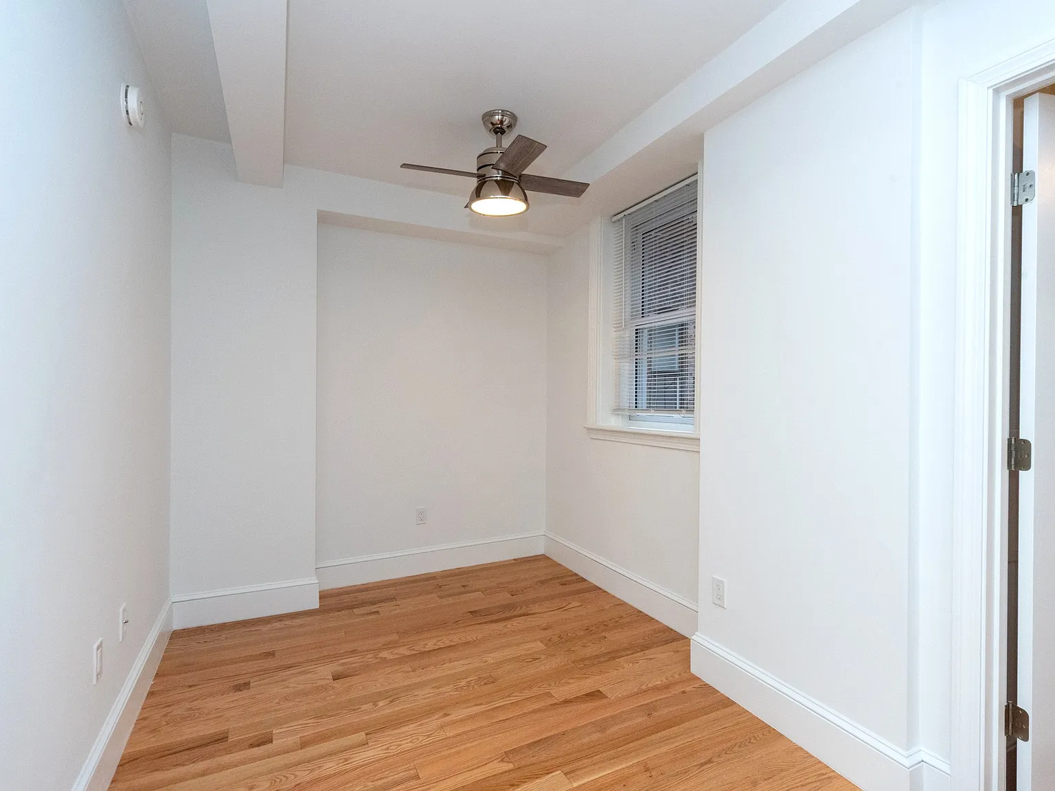 3 bed, 900 sqft, $6,000 — Photo 2