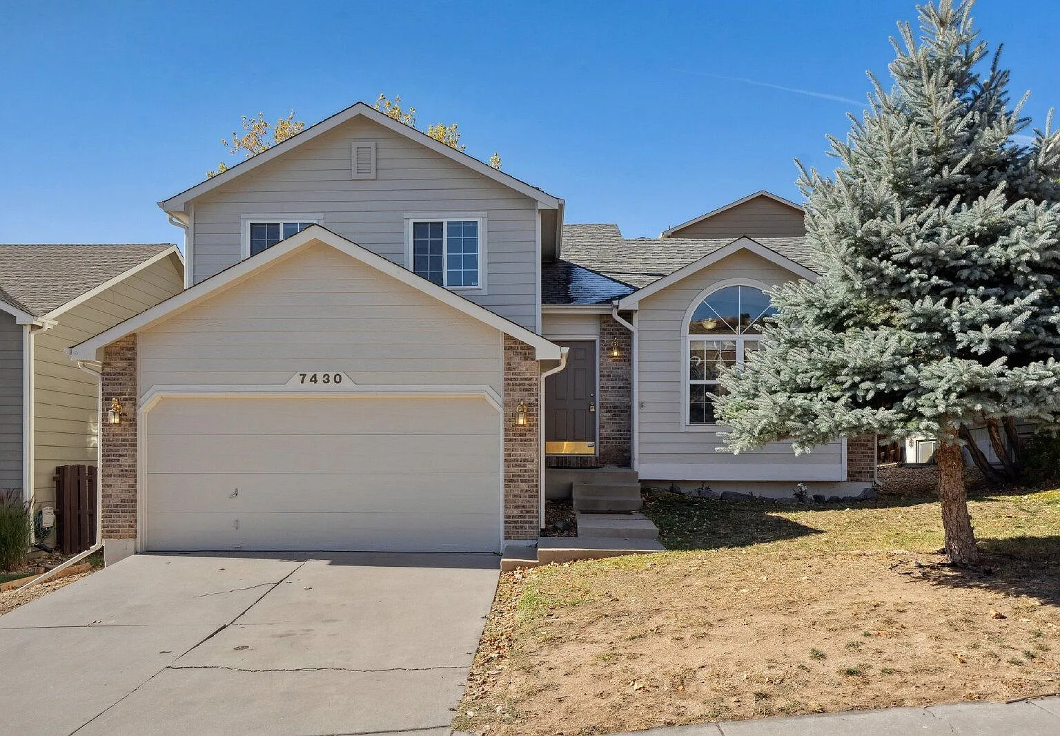 3 bed, 2.0 bath, 2105 sqft, $2,200 — Photo 1
