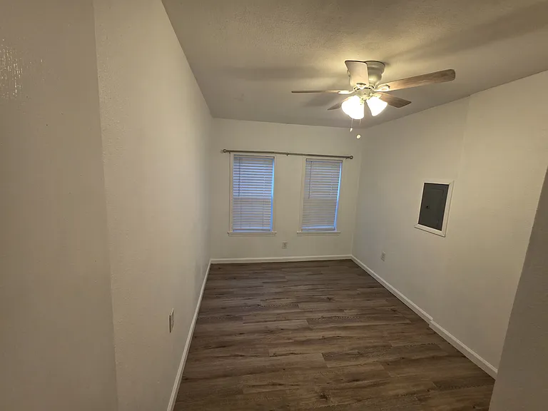2nd bedroom with ceiling fan