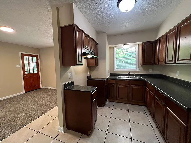 724 Blackstone Ln — Photo 19