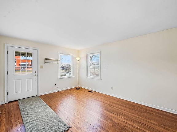 5th image of 925 Kinnear Rd