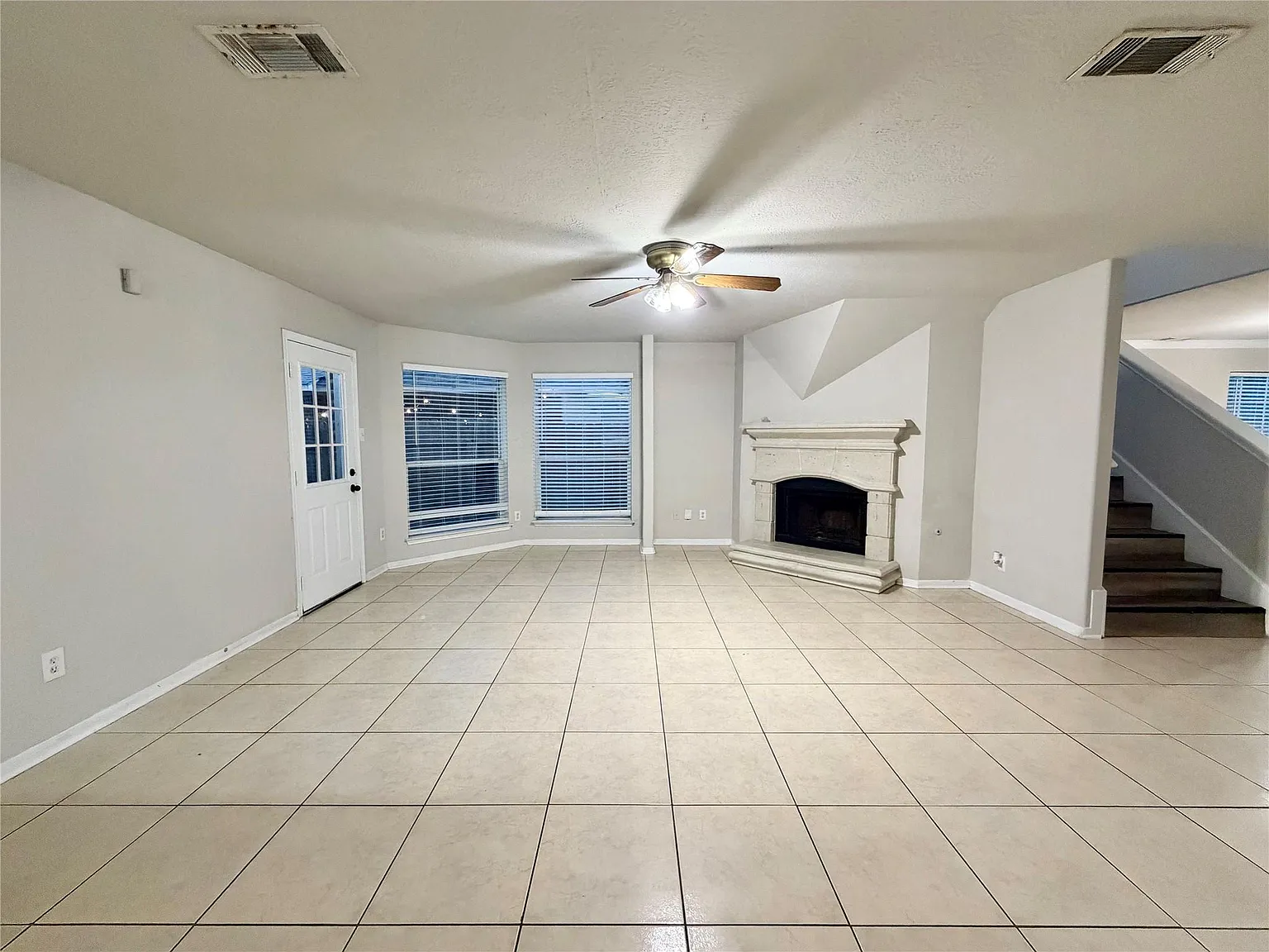 3 bed, 2.5 bath, 2176 sqft, $1,850 — Photo 2