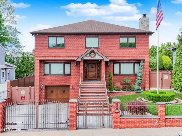 554 Valleyview Pl, Staten Island, NY 10314