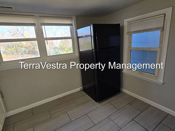 3rd image of 208-210 E Oak Rd #210B