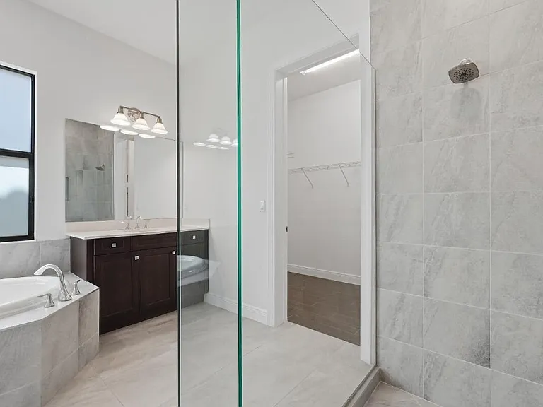 11760 Bayview Cir — Photo 26