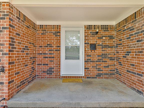 3rd image of 1405 Parkridge Dr