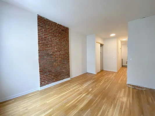 Rented by MAPT Residential LLC | media 8