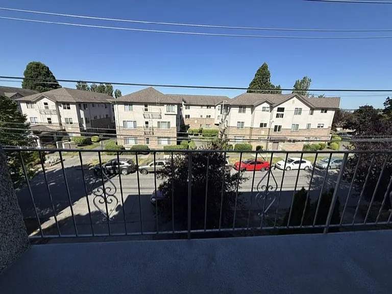 2512 Bayview Apartments — Photo 14