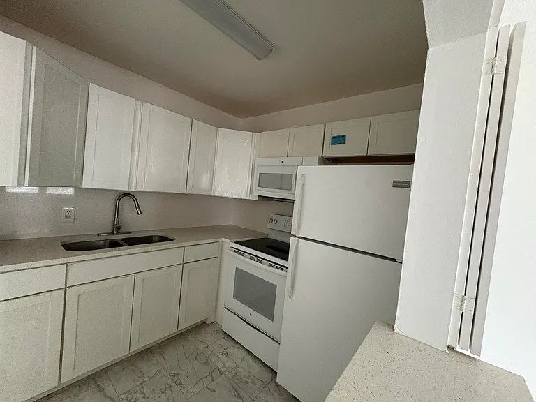 374 Camden Dr #P — Photo 3