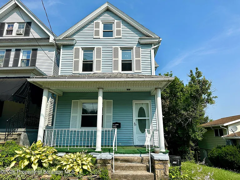 124 Crown Ave — Photo 2