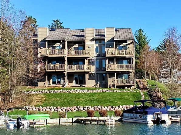 E1204 County Park Ln APT 1, Waupaca, WI 54981