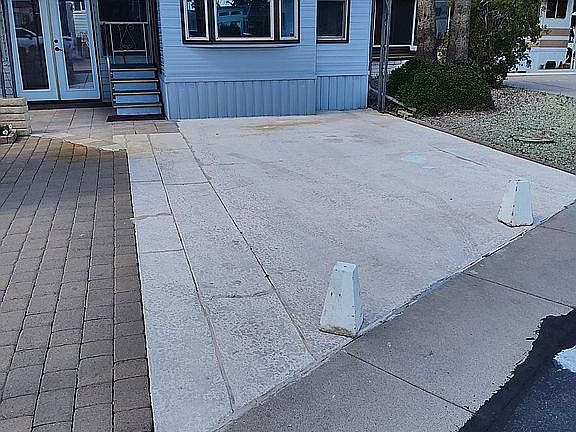 Big driveway, 25 ft long. 