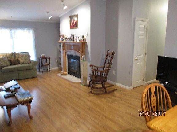 5th image of 402 Orchard Ct