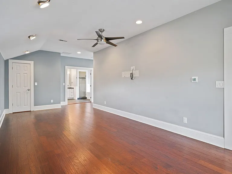 2370 Elm St — Photo 33