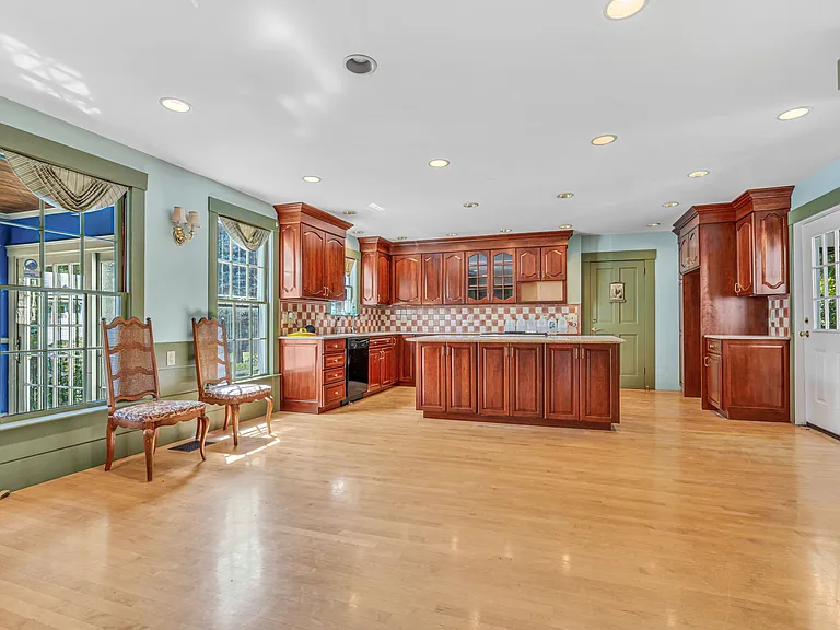 344 Lowell St — Photo 18