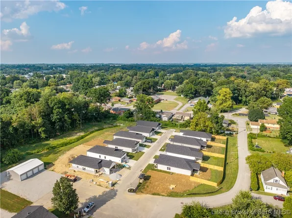 1 Cedargrove Lane, Jeffersonville, IN 47130