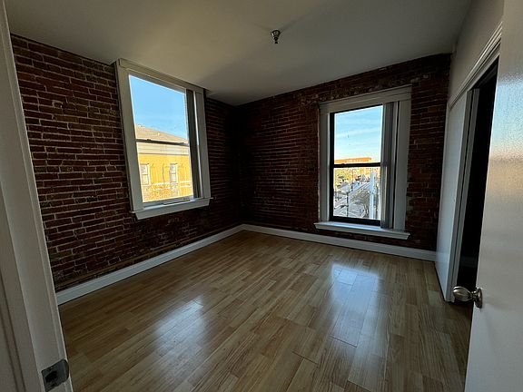 5th image of 509 Delaware St APT 401