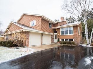 1514 W De La Warr Cir, Mequon, WI 53092