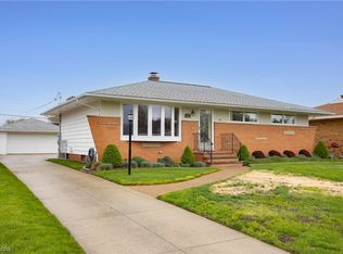 253 E Parkleigh Dr, Seven Hills, OH