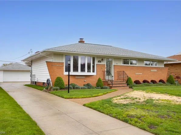 253 E Parkleigh Dr, Seven Hills, OH 44131