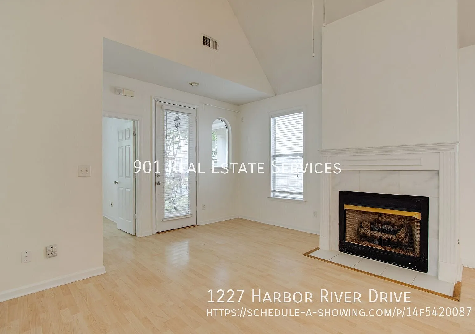 Charming One-Level Home on Mud Island — Photo 4