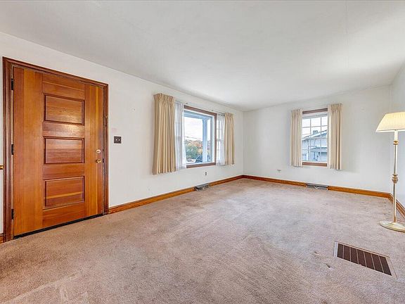 4th image of 5114 Victoria St NW