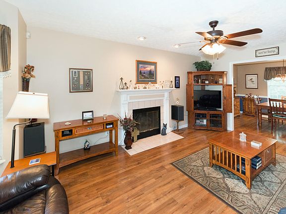3rd image of 6942 Yellow Oak Ln