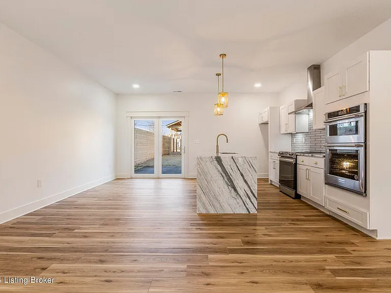 923 E Oak St — Photo 17