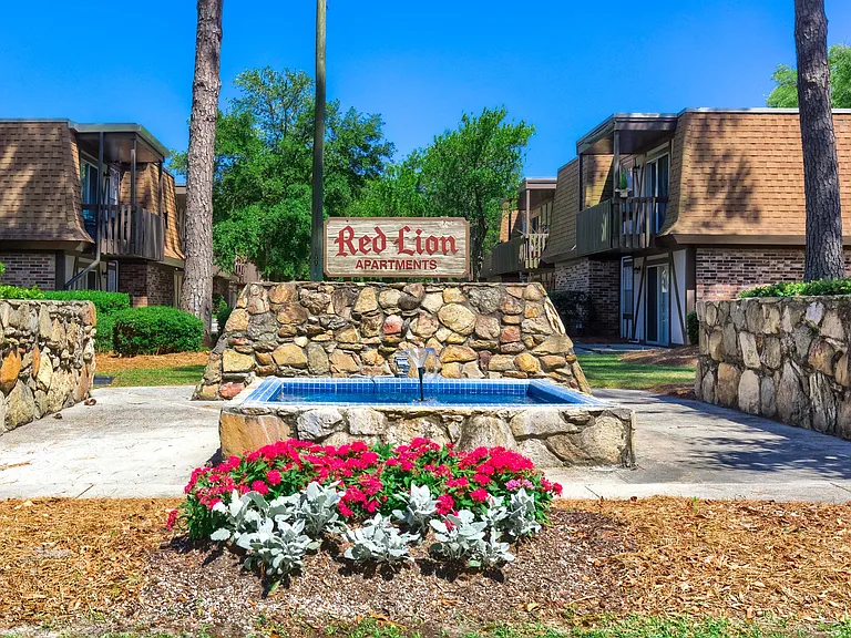 Red Lion — Photo 14