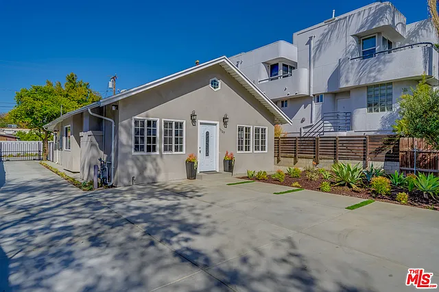 1127 N Formosa Ave — Photo 2