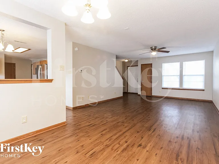 301 Sunbeam Ln — Photo 3