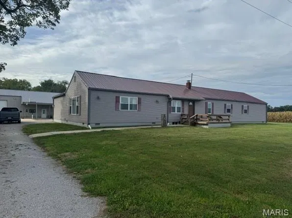 1868 Ferrydale Rd, Odin, IL 62870
