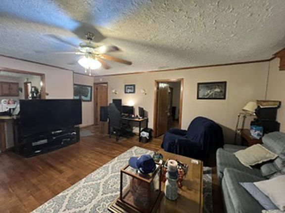 3rd image of 90 Glen Dr