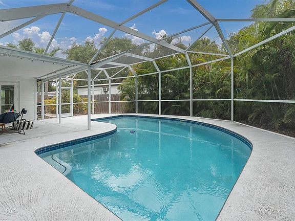 2nd image of 4986 Woodland Dr