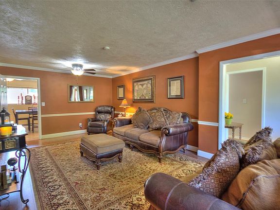 5th image of 2405 Lynn Dr