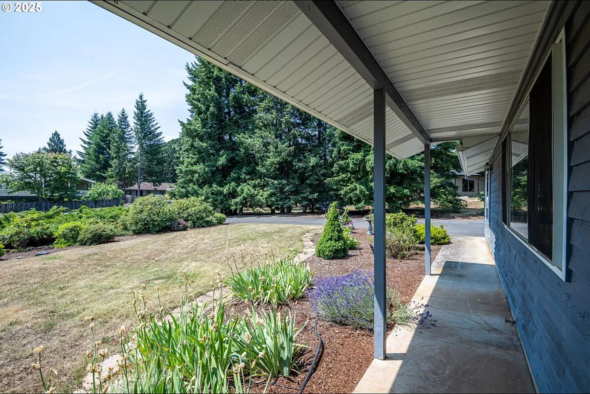 3 bed, 2344 sqft, $3,100 — Photo 3