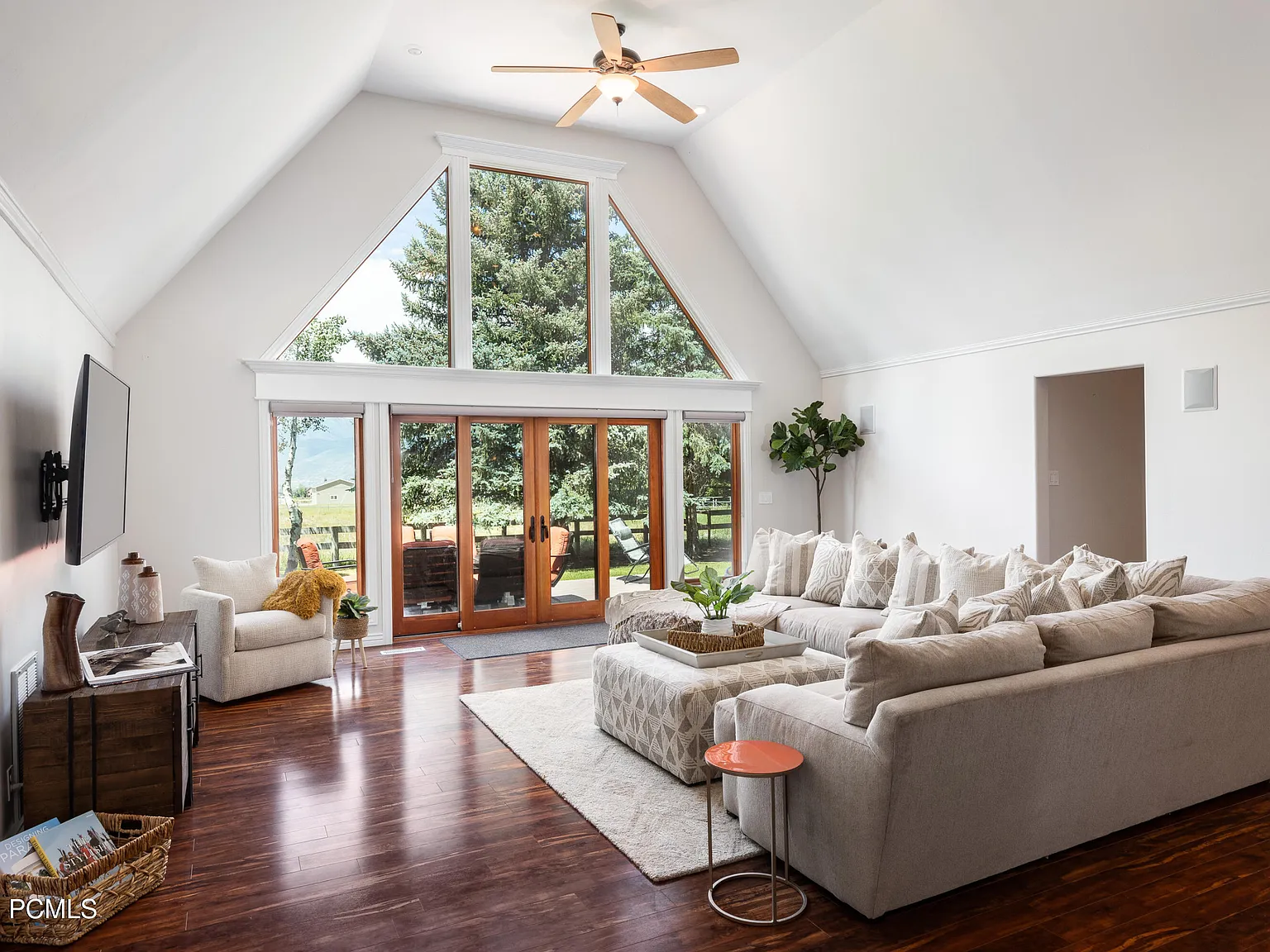 5 bed, 3.0 bath, 4700 sqft, $9,995 — Photo 3