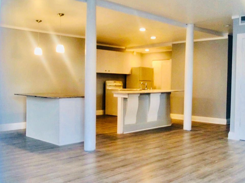 1st image of 3135 W Greenfield Ave