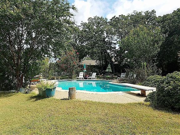 5th image of 1213 Honeysuckle Dr