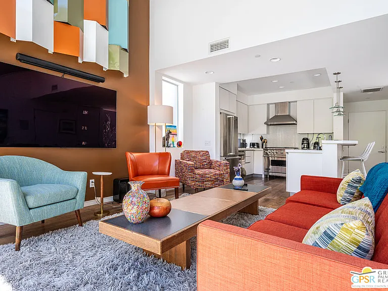 1009 Iris Ln — Photo 3