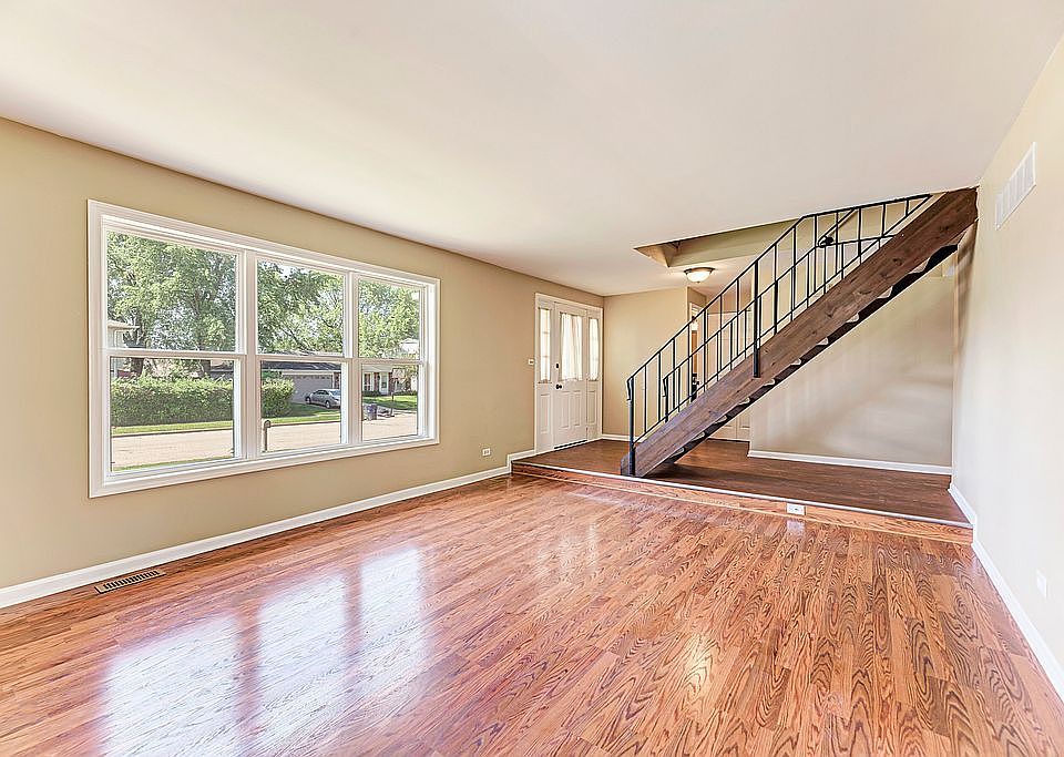 1st image of 390 Longford Dr