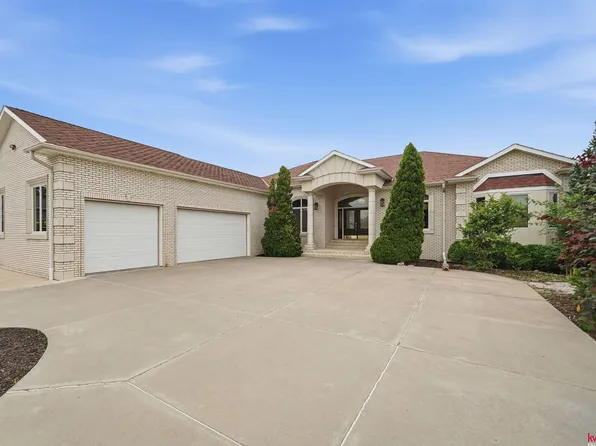 2555 Southview Cir, Lincoln, NE 68512