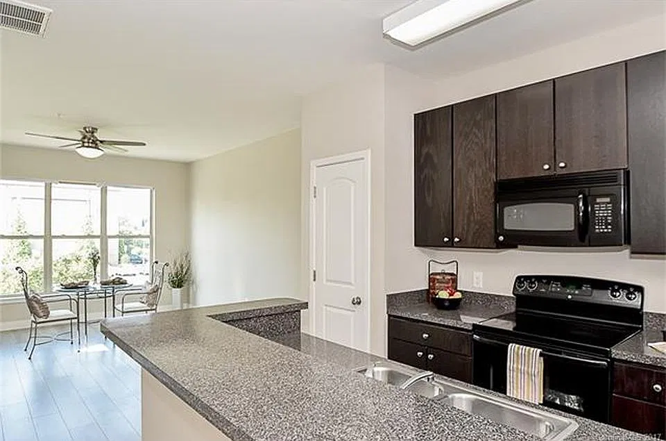 3 bed, 1380 sqft, $898 — Photo 3