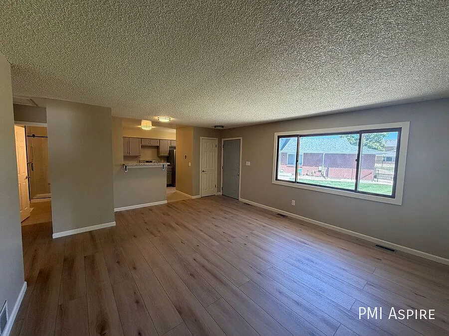 Move In Special!! 2 Bedroom 1 Bathroom Apartment In Longmont — Photo 2